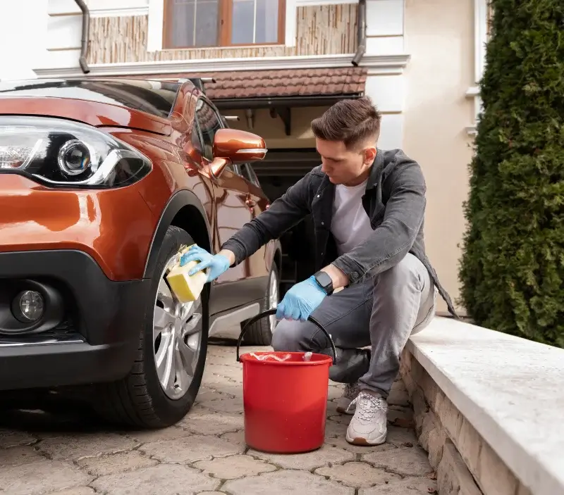 Lavage auto à domicile Fontenay-sur-Eure : professionnel intervenant sur un véhicule
